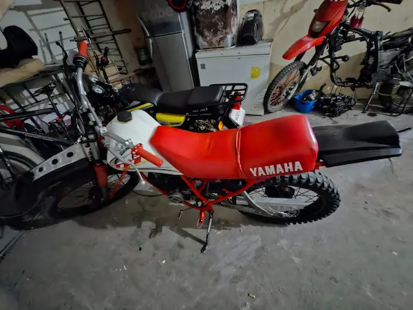 Motocicleta Kawasaki y motocicleta Yamaha