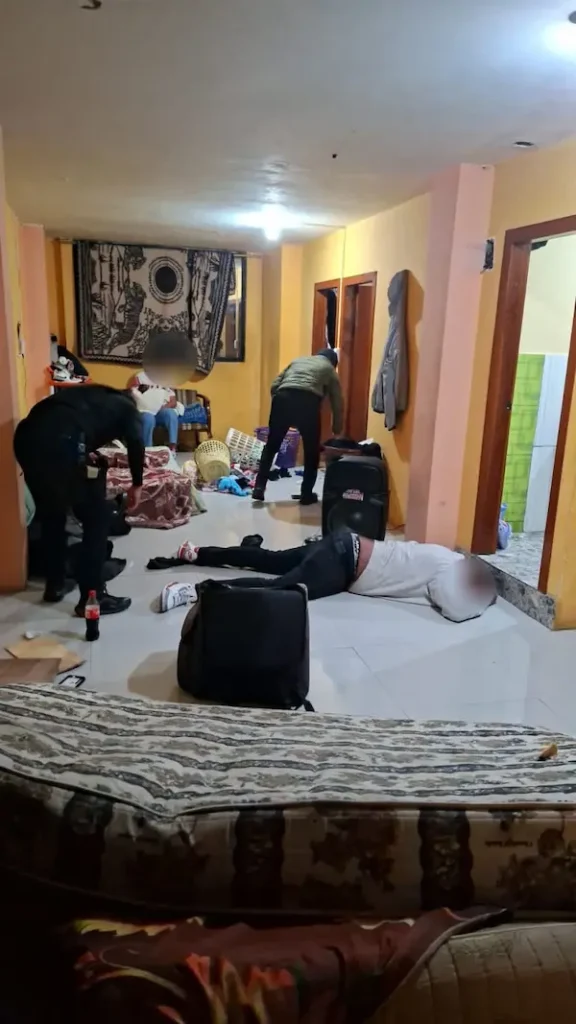 Entes especializados de la Policía Nacional del Ecuador durante el allanamiento del inmueble