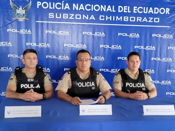 Crnl. Jaime Ruales Jiménez, comandante de la Zona N°3; Crnl. Bolívar Acurio Altamirano, comandante subzonal 3 (i); y, Tcnl. Mauricio Santamaría Salazar, jefe del Distrito Riobamba - Chambo (d)