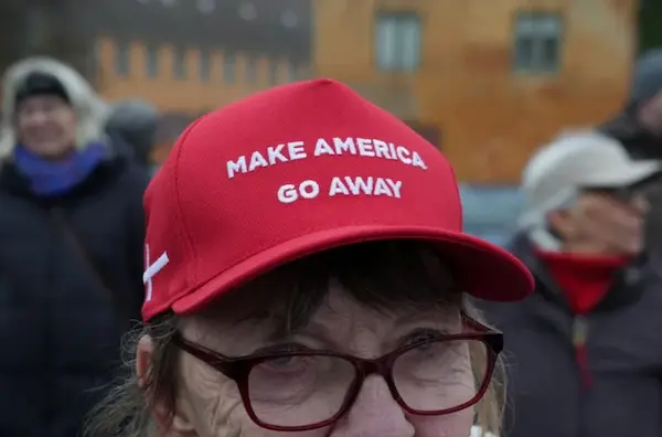 El símbolo viral: gorras rojas y rechazo global