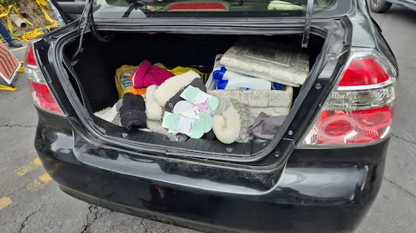 Mercadería en la cajuela del Chevrolet Aveo Evolution negro