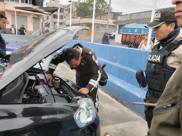 Personal de Criminalística haciendo su trabajo