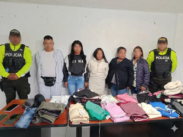 Las 4 mujeres y el hombre vigilados por los Caballeros de la Paz