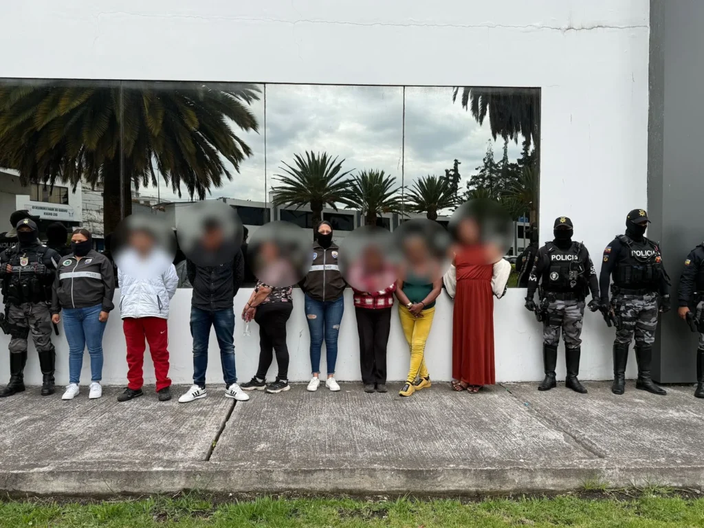 6 detenidos por microtráfico de drogas en mercado de Ambato.