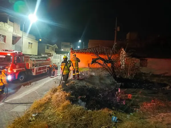 Incendio forestal pone en riesgo una vivienda en Guano