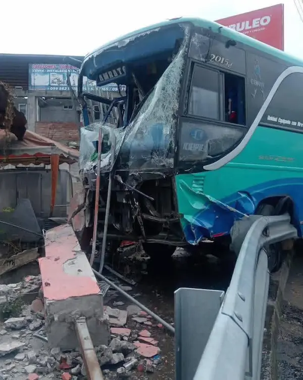 Choque de buses en Ambato deja 4 fallecidos