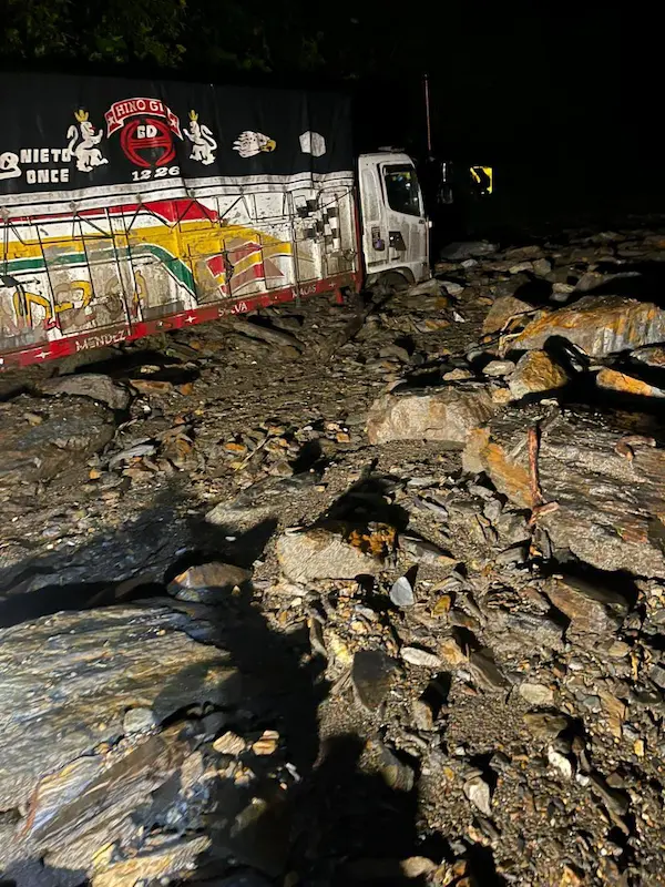 Deslizamientos afectan la circulación en la vía Riobamba – Macas