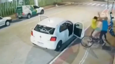 Video | Intenta asaltar a pareja en su auto y es brutalmente golpeado