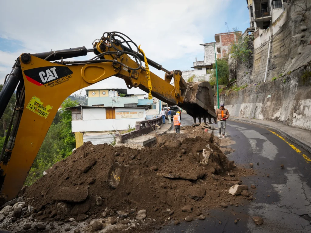 Ambato calle La Delicia se hunde por deterioro del muro.