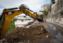 Ambato calle La Delicia se hunde por deterioro del muro.