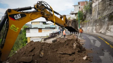 Ambato calle La Delicia se hunde por deterioro del muro.