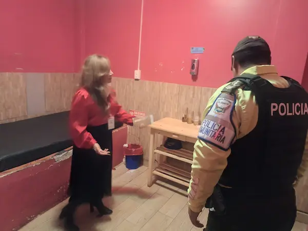 Jeanneth Maza, comisaria nacional de Policía, recorrió todos los espacios del centro nocturno