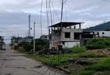Cables de internet generan peligro en calles de Caluma.