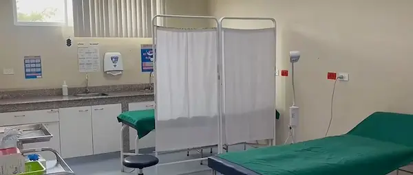 Camillas vacías por la falta de personal para atenderlas.