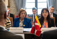Canciller Rosa Villavicencio y la ministra de Comercio, Diana Morales.
