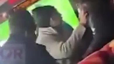 Video | Pasajeros detienen a mujer con arma en bus