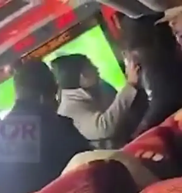 Video | Pasajeros detienen a mujer con arma en bus