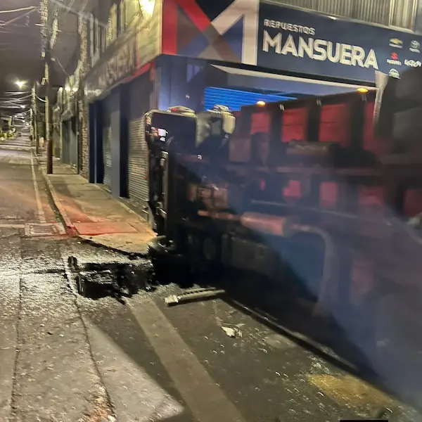 El camión quedó volcado sobre la José de Orozco