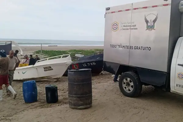 Cuerpo decapitado en estado de descomposición en la playa