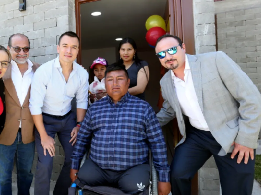 Daniel Noboa entregando viviendas en Penipe-Chimborazo.