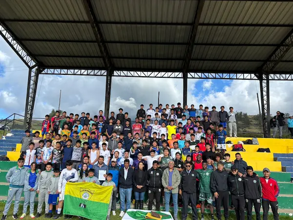 Firma del convenio entre la Liga Deportiva Cantonal de Chambo y las formativas de Cisneros FC.