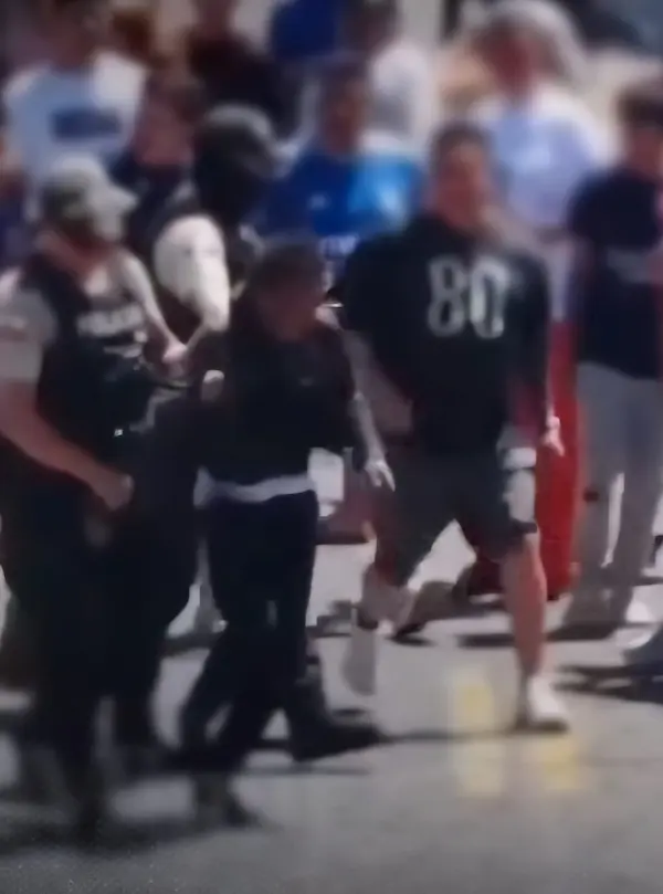 El hombre fue golpeado y después arrestado