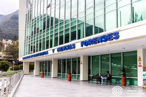 El cuerpo inerte fue trasladado al Laboratorio de Ciencias Forenses,, donde se le practicó la autopsia de ley