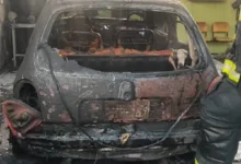 Vehículo se incendia en mecánica de Riobamba