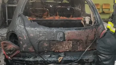 Vehículo se incendia en mecánica de Riobamba