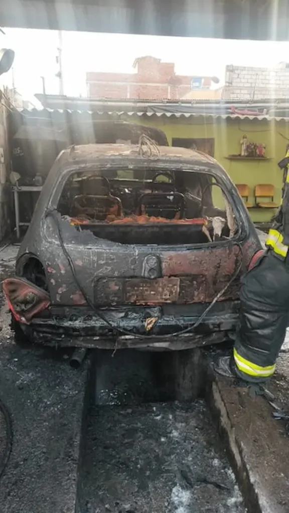 Vehículo se incendia en mecánica de Riobamba