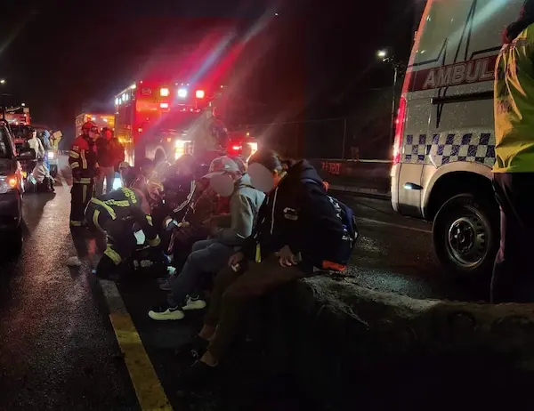 Bomberos y paramédicos atendieron a los afectados