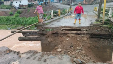 Guaranda puente al borde del colapso en San Luis de Pambil.