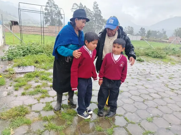 Sus abuelitos, personas de la tercera, hacen lo que pueden por ayudarlos