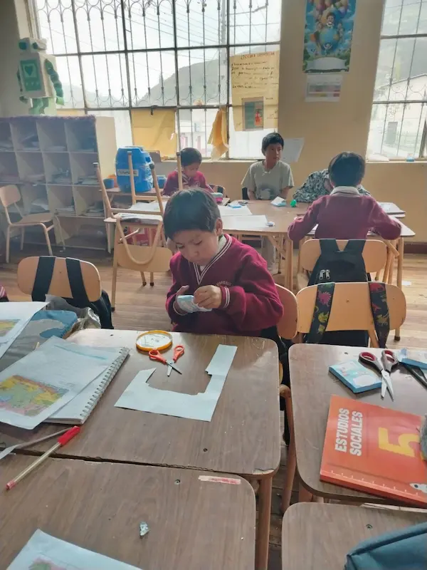 Darwin haciendo un trabajo de manualidad