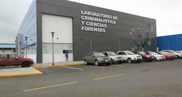 El cuerpo del infortunado ciudadano fue trasladado al Laboratorio Forense, donde se le practicó la autopsia de ley