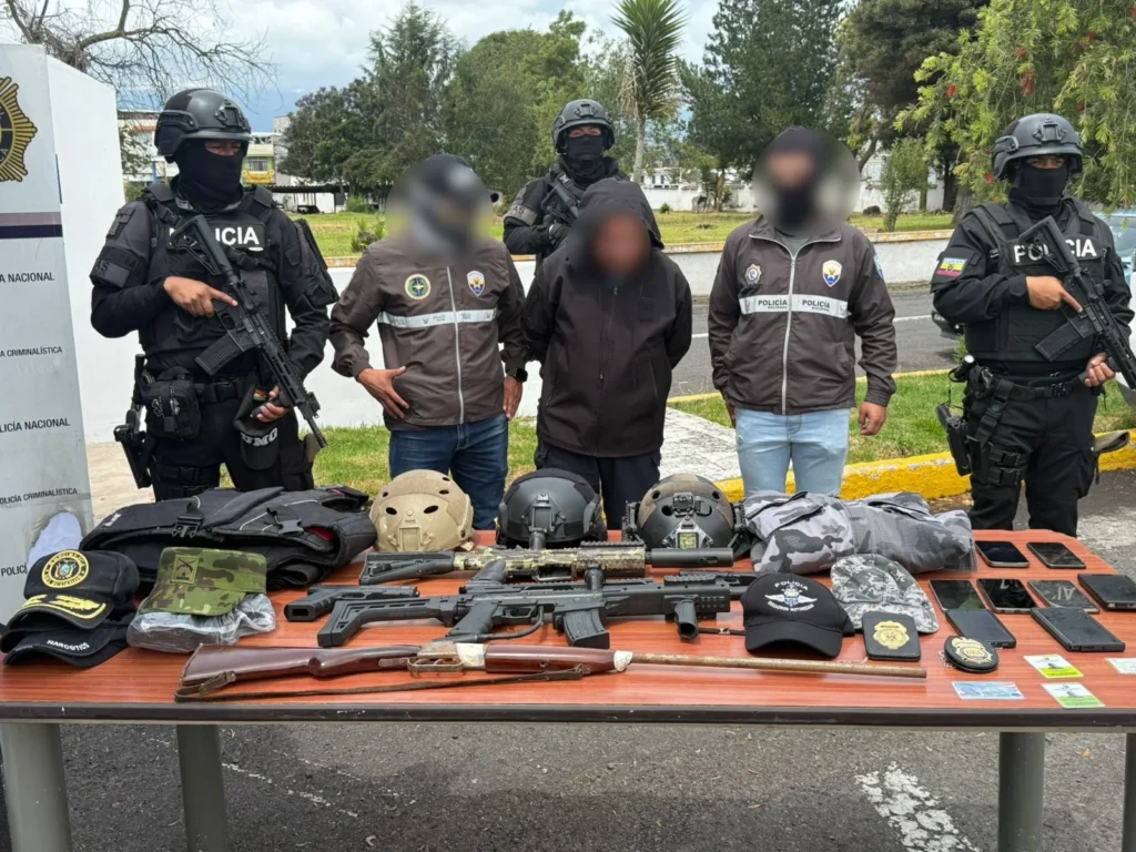 Hombre detenido por porte de armas y usurpación en Latacunga.