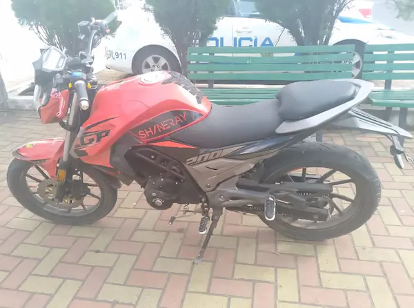 Motocicleta presuntamente robada que se empleó para el asalto