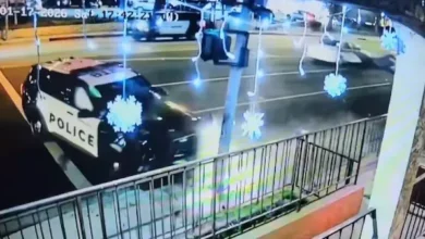 Video | Vehículo policial atropella a peatón y choca por alta velocidad