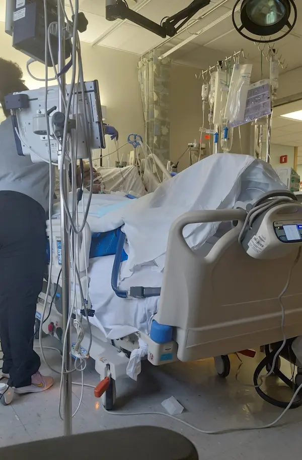 Los médicos hacen lo posible e imposible para salvarle la vida