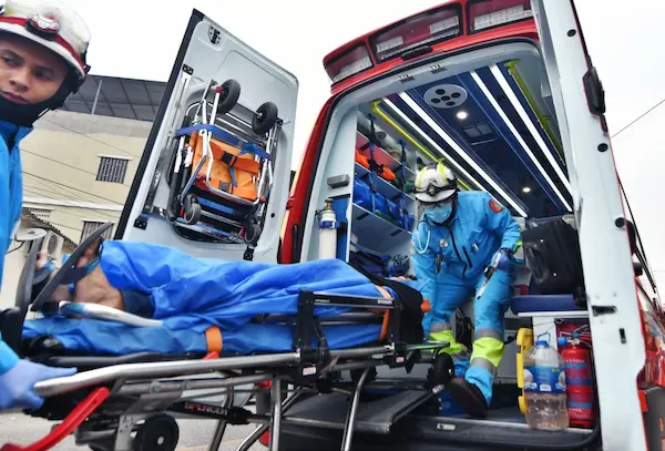 Paramédicos lo auxiliaron y trasladaron a una casa de salud para que reciba atención especializada