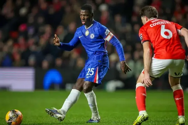 Moisés Caicedo cumple el sueño de un niño en Inglaterra.