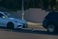 Video | Bebé es expulsado de un auto y casi muere