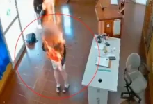 Video| Mujer de 63 años se prende fuego dentro de una comisaría