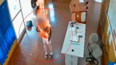 Video| Mujer de 63 años se prende fuego dentro de una comisaría