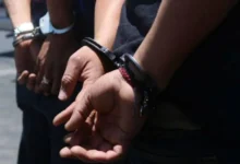 Padre e hijo detenidos por golpear a un hombre en Ambato.