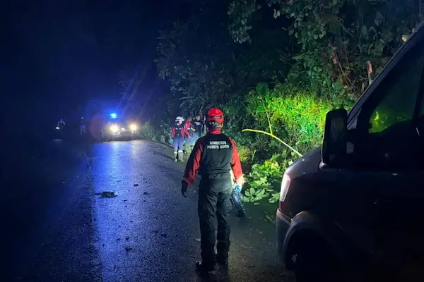 Efectivos del Cuerpo de Bomberos llegaron presurosos con la esperanza de encontrar vida, la que no hallaron