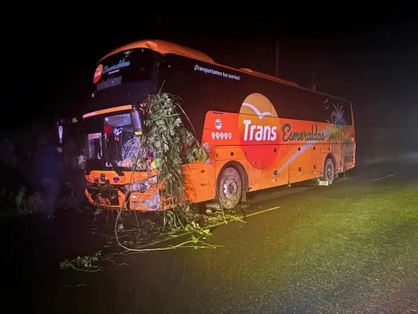 Bus de la Cooperativa Trans Esmeraldas, cuyo conductor se dio a la fuga