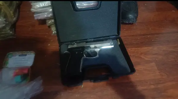 Arma encontrada durante los allanamientos