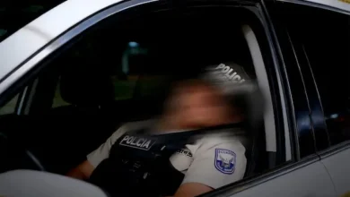 Policía hallado muerto con impactos de bala en un carro