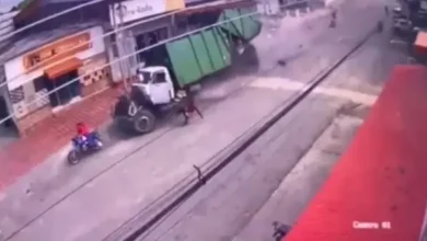 Video | Camión de basura sin frenos deja 2 muertos y 6 heridos